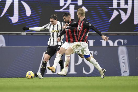 MILAN, ITALY - JANUARY 06: Adrien Rabiot of Juventus fights for the ball against Theo Hernandez of AC Milan during the Serie A match between AC Milan and Juventus at Stadio Giuseppe Meazza on January 06, 2021 in Milan, Italy. Sporting stadiums around Italy remain under strict restrictions due to the coronavirus pandemic as government social distancing laws prohibit fans inside venues resulting in games being played behind closed doors. (Photo by Daniele Badolato - Juventus FC/Juventus FC via Getty Images) MILAN, ITALY - JANUARY 06: Adrien Rabiot of Juventus fights for the ball against Theo Hernandez of AC Milan during the Serie A match between AC Milan and Juventus at Stadio Giuseppe Meazza on January 06, 2021 in Milan, Italy. Sporting stadiums around Italy remain under strict restrictions due to the coronavirus pandemic as government social distancing laws prohibit fans inside venues resulting in games being played behind closed doors. (Photo by Daniele Badolato - Juventus FC/Juventus FC via Getty Images)