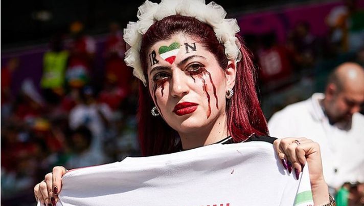 Mondiali in Qatar, confiscata la maglia commemorativa di Mahsa Amini ad una tifosa Iran