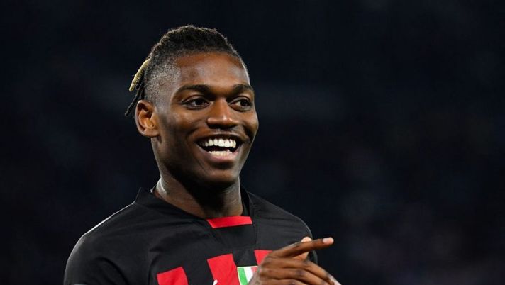 AC Milan's Portuguese forward Rafael Leao celebrates after opening the scoring during the Italian Serie A football match between SSC Napoli and AC Milan on April 2, 2023 at the Diego-Maradona stadium in Naples. (Photo by Tiziana FABI / AFP) (Photo by TIZIANA FABI/AFP via Getty Images) Leao: “Kvara è simile a me, sono un suo fan. Abbiamo sentito voci esterne, ora…” - immagine 1