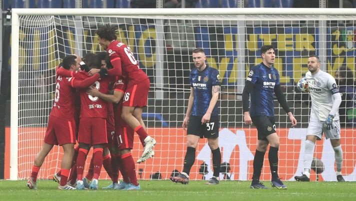 MILAN, ITALY - FEBRUARY 16: Mohamed Salah of Liverpool FC celebrates his goal with his team-mates during the UEFA Champions League Round Of Sixteen Leg One match between FC Internazionale and Liverpool FC at Giuseppe Meazza Stadium on February 16, 2022 in Milan, Italy. (Photo by Marco Luzzani/Getty Images) Inter-Liverpool, se il coraggio non basta - immagine 1