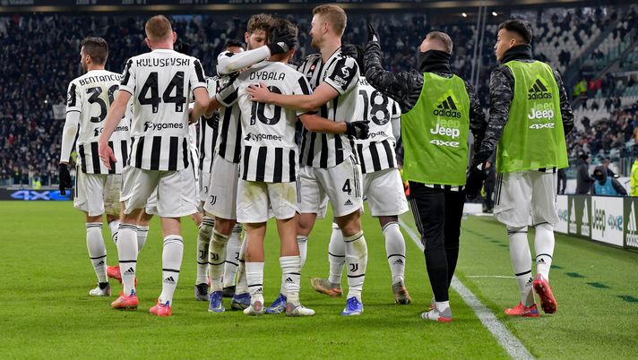 TURIN, ITALY - DECEMBER 05: Paulo Dybala of Juventus celebrates after scoring his team's second goal with teammates Rodrigo Bentancur, Dejan Kulusevski, Manuel Locatelli and Matthijs de Ligt during the Serie A match between Juventus and Genoa CFC at Allianz Stadium on December 05, 2021 in Turin, Italy. (Photo by Daniele Badolato - Juventus FC/Juventus FC via Getty Images) kulusevski juventus