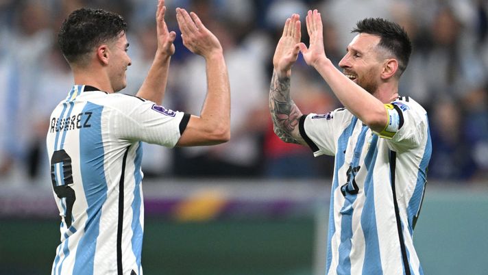 LUSAIL CITY, QATAR - DECEMBER 13: Julian Alvarez celebrates with Lionel Messi of Argentina after scoring the team's third goal during the FIFA World Cup Qatar 2022 semi final match between Argentina and Croatia at Lusail Stadium on December 13, 2022 in Lusail City, Qatar. (Photo by Matthias Hangst/Getty Images) Argentina, in semifinale non c’è storia: all’ultimo atto invece…- immagine 2