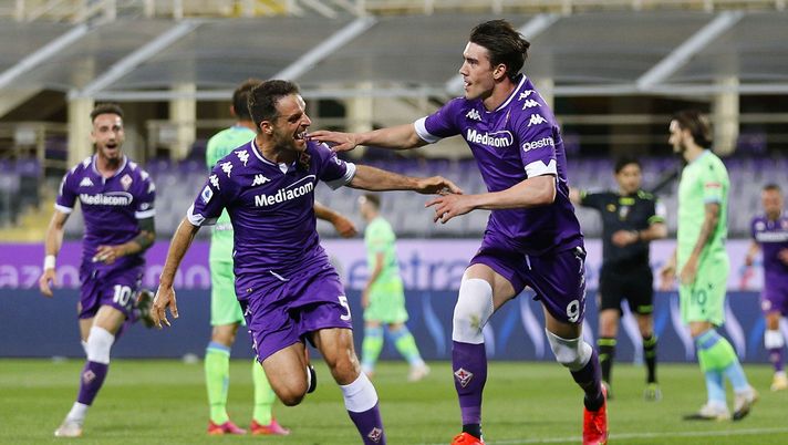 FLORENCE, ITALY - MAY 08: Dusan Vlahovic of ACF Fiorentina celebrates after scoring the opening goal during the Serie A match between ACF Fiorentina  and SS Lazio at Stadio Artemio Franchi on May 8, 2021 in Florence, Italy. Sporting stadiums around Italy remain under strict restrictions due to the Coronavirus Pandemic as Government social distancing laws prohibit fans inside venues resulting in games being played behind closed doors.  (Photo by Gabriele Maltinti/Getty Images) 