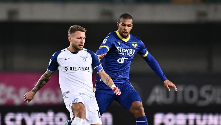VERONA, ITALY - FEBRUARY 06: Ciro Immobile of Lazio is challenged by Isak Hien of Verona during the Serie A match between Hellas Verona and SS Lazio at Stadio Marcantonio Bentegodi on February 06, 2023 in Verona, Italy. (Photo by Alessandro Sabattini/Getty Images) Bocciatura Gazzetta: “Immobile sbaglia due gol, Luis Alberto al piccolo trotto” - immagine 1