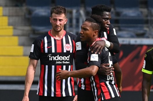 FRANKFURT AM MAIN, GERMANY - JUNE 27: Eintracht Frankfurt players (L-R) David Abraham, Jonathan de Guzman, and Danny da Costa react after during the Bundesliga match between Eintracht Frankfurt and SC Paderborn 07 at Commerzbank-Arena on June 27, 2020 in Frankfurt am Main, Germany. (Photo by Sascha Steinbach/Pool via Getty Images) FRANKFURT AM MAIN, GERMANY - JUNE 27: Eintracht Frankfurt players (L-R) David Abraham, Jonathan de Guzman, and Danny da Costa react after during the Bundesliga match between Eintracht Frankfurt and SC Paderborn 07 at Commerzbank-Arena on June 27, 2020 in Frankfurt am Main, Germany. (Photo by Sascha Steinbach/Pool via Getty Images)