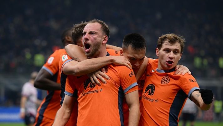 MILAN, ITALY - DECEMBER 20: Carlos Augusto of FC Internazionale celebrates with team-mates after scoring the goal during the Coppa Italia Match between FC Internazionale and Bologna FC at Giuseppe Meazza Stadium on December 20, 2023 in Milan, Italy. (Photo by Mattia Pistoia - Inter/Inter via Getty Images) Carlos Augusto: “Inter viene prima di tutto. Io spero di fare più gol e assist” - immagine 1