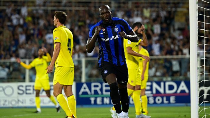 PESCARA, ITALY - AUGUST 06: Romelu Lukaku of FC Internazionale celebrates with teammates after scoring his team's first goal during the friendly match between FC Internazionale v Villarreal CF at Adriatico Stadium on August 06, 2022 in Pescara, Italy. (Photo by Mattia Ozbot - Inter/Inter via Getty Images) Non solo la Fiorentina: Italia-Spagna, non c’è storia nelle amichevoli - immagine 1