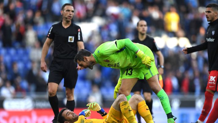 BARCELONA, SPAIN - MARCH 17: Diego Lopez of Sevilla shouts to Juan Soriano of Sevilla during the La Liga match between RCD Espanyol and Sevilla FC at RCDE Stadium on March 17, 2019 in Barcelona, Spain. (Photo by Alex Caparros/Getty Images) Espanyol, derby caliente: Diego López contro uno stemma del Barça: “Portate via quella m…” - immagine 1