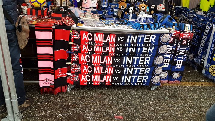 L'esterno di San Siro prima del derby (Pianetamilan.it) L'esterno di San Siro prima del derby (Pianetamilan.it)