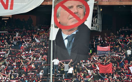 GENOA, ITALY - APRIL 02: Genoa supporters protest against the President Enrico Preziosi during the Serie A match between Genoa CFC and Atalanta BC at Stadio Luigi Ferraris on April 2, 2017 in Genoa, Italy. (Photo by Paolo Rattini/Getty Images) GENOA, ITALY - APRIL 02: Genoa supporters protest against the President Enrico Preziosi during the Serie A match between Genoa CFC and Atalanta BC at Stadio Luigi Ferraris on April 2, 2017 in Genoa, Italy. (Photo by Paolo Rattini/Getty Images)
