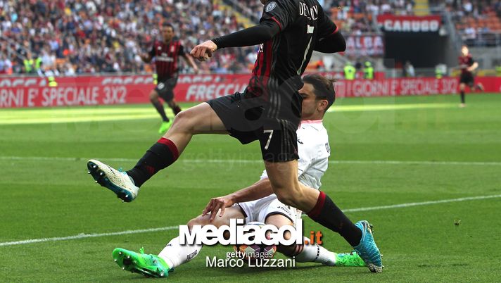 MILAN, ITALY - APRIL 09:  Gerard Deulofeu of AC Milan is challenged by Edoardo Goldaniga (down) of US Citta di Palermo during the Serie A match between AC Milan and US Citta di Palermo at Stadio Giuseppe Meazza on April 9, 2017 in Milan, Italy.  (Photo by Marco Luzzani/Getty Images)  MILAN, ITALY - APRIL 09:  Gerard Deulofeu of AC Milan is challenged by Edoardo Goldaniga (down) of US Citta di Palermo during the Serie A match between AC Milan and US Citta di Palermo at Stadio Giuseppe Meazza on April 9, 2017 in Milan, Italy.  (Photo by Marco Luzzani/Getty Images)