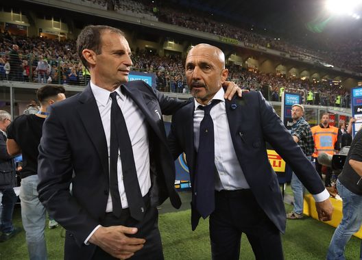 MILAN, ITALY - APRIL 28: Head coach of FC Internazionale Luciano Spalletti (R) shakes hands with head coach of Juventus Massimiliano Allegri before during the serie A match between FC Internazionale and Juventus at Stadio Giuseppe Meazza on April 28, 2018 in Milan, Italy. (Photo by Marco Luzzani - Inter/FC Internazionale via Getty Images) Napoli