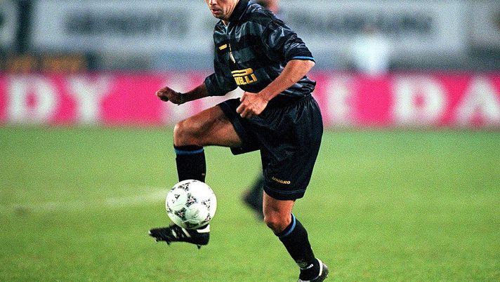 ITALY - NOVEMBER 25:  FUSSBALL: UEFA POKAL INTER MAILAND 25.11.97, Benoit CAUET - EINZELAKTION -  (Photo by Ruediger Fessel/Bongarts/Getty Images) 