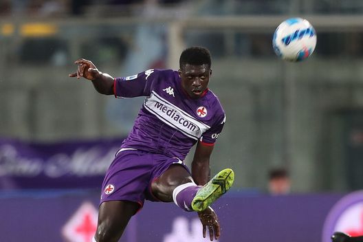 FLORENCE, ITALY - OCTOBER 03: Alfred Duncan of ACF Fiorentina in action during the Serie A match between ACF Fiorentina v SSC Napoli at Stadio Artemio Franchi on October 3, 2021 in Florence, Italy. (Photo by Gabriele Maltinti/Getty Images) Duncan come Koulibaly: è stato insultato dai laziali durante l’intervista a DAZN- immagine 2