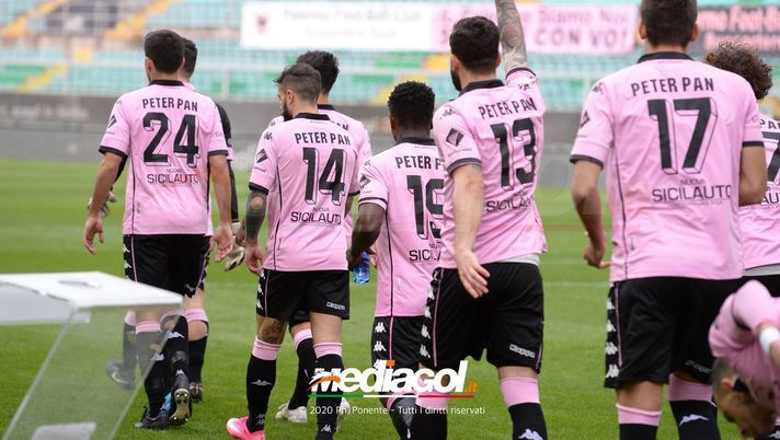 Palermo, le maglie rosanero ‘Peter Pan’ all’asta per sostenere la ricostruzione dell’asilo incendiato 