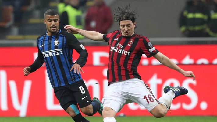 MILAN, ITALY - APRIL 04:  Riccardo Montolivo (R) of AC Milan is challenged by Rafinha Alcantara (L) of FC Internazionale during the erie A match between AC Milan and FC Internazionale at Stadio Giuseppe Meazza on April 4, 2018 in Milan, Italy.  (Photo by Marco Luzzani/Getty Images) 