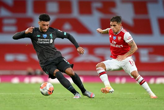  LONDON, ENGLAND - JULY 15: Alex Oxlade-Chamberlain of Liverpool is put under pressure by Lucas Torreira of Arsenal during the Premier League match between Arsenal FC and Liverpool FC at Emirates Stadium on July 15, 2020 in London, England. Football Stadiums around Europe remain empty due to the Coronavirus Pandemic as Government social distancing laws prohibit fans inside venues resulting in all fixtures being played behind closed doors. (Photo by Shaun Botterill/Getty Images) 