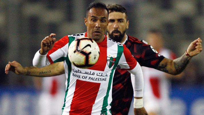 SANTIAGO, CHILE - APRIL 24: Enzo Guerrero of Palestino controls the ball under pressure of Lucas Pratto of River Plate during a match between Palestino and River Plate as part of group A of Copa CONMEBOL Libertadores 2019 at Estadio Monumental David Arellano on April 24, 2019 in Santiago, Chile. (Photo by Marcelo Hernandez/Getty Images) SANTIAGO, CHILE - APRIL 24: Enzo Guerrero of Palestino controls the ball under pressure of Lucas Pratto of River Plate during a match between Palestino and River Plate as part of group A of Copa CONMEBOL Libertadores 2019 at Estadio Monumental David Arellano on April 24, 2019 in Santiago, Chile. (Photo by Marcelo Hernandez/Getty Images)