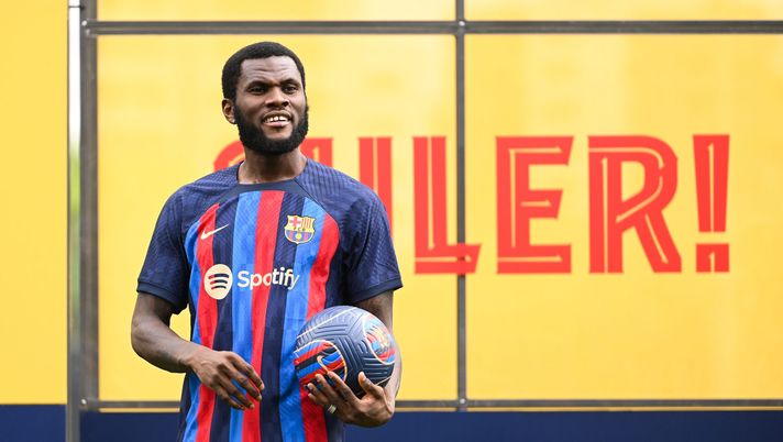 SANT JOAN DESPI, SPAIN - JULY 06: Franck Kessie poses for the media as he is presented as a FC Barcelona player at Ciutat Esportiva Joan Gamper on July 06, 2022 in Sant Joan Despi, Spain. (Photo by David Ramos/Getty Images) Cds – Kessie, l’Inter vorrebbe prestito con diritto e parte ingaggio pagato - immagine 1