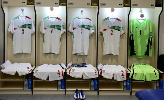 DOHA, QATAR - JUNE 12: General view of Iran national team jerseys before the FIFA Friendly Regular Round match between Iran and Algeria at Suheim Bin Hamad Stadium on June 12, 2022 in Doha, Qatar. (Photo by Amir kheirkhah ATPImages/Getty Images) Qatar 2022, FIFA vieta maglie per i diritti umani alla Danimarca. La DBU: “Messaggio universale non politico”- immagine 2