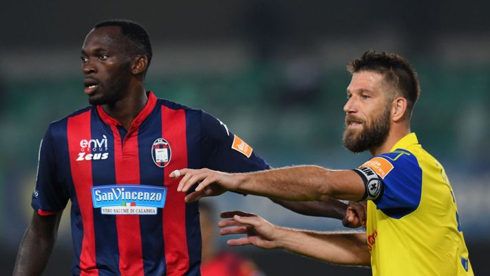 VERONA, ITALY - OCTOBER 29: Simy of FC Crotone competes with Bostjan Cesar of AC Chievo Verona during the Serie B match between AC Chievo Verona and FC Crotone at Stadio Marcantonio Bentegodi on October 29, 2019 in Verona, Italy. (Photo by Alessandro Sabattini/Getty Images) VERONA, ITALY - OCTOBER 29: Simy of FC Crotone competes with Bostjan Cesar of AC Chievo Verona during the Serie B match between AC Chievo Verona and FC Crotone at Stadio Marcantonio Bentegodi on October 29, 2019 in Verona, Italy. (Photo by Alessandro Sabattini/Getty Images)