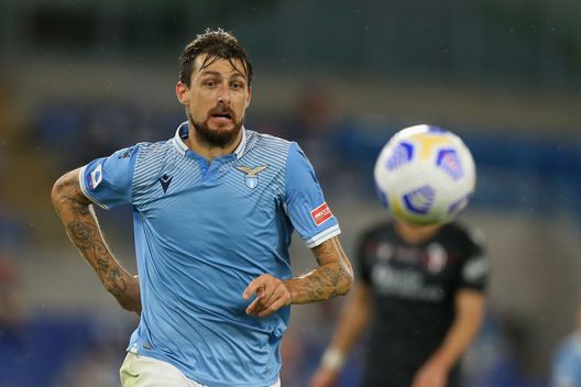 ROME, ITALY - OCTOBER 24: Francesco Acerbi of SS Lazio in action during the Serie A match between SS Lazio and Bologna FC at Stadio Olimpico on October 24, 2020 in Rome, Italy. (Photo by Paolo Bruno/Getty Images) ROME, ITALY - OCTOBER 24: Francesco Acerbi of SS Lazio in action during the Serie A match between SS Lazio and Bologna FC at Stadio Olimpico on October 24, 2020 in Rome, Italy. (Photo by Paolo Bruno/Getty Images)