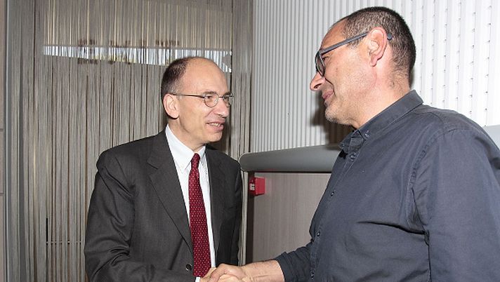 FLORENCE, ITALY - MAY 18: Enrico Letta President of AREL (Research and Legislation Agency) (L) and Maurizio Sarri manager of Empoli FC during an Italian Football Federation seminar at Coverciano on May 18, 2015 in Florence, Italy. (Photo by Gabriele Maltinti/Getty Images) Nel lungo derby Scudetto fra Milan e Inter entra anche…il governo Letta - immagine 1