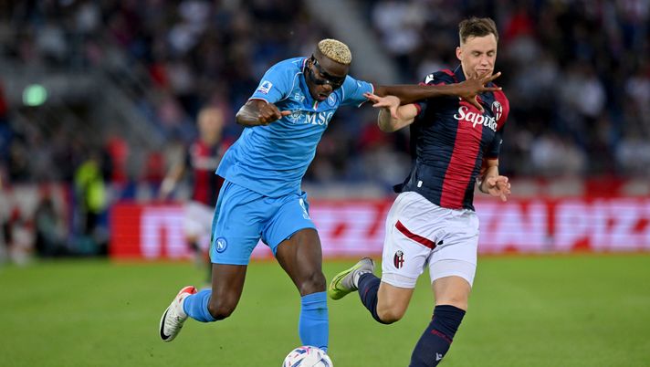 BOLOGNA, ITALY - SEPTEMBER 24: Victor Osimhen of Napoli runs with the ball whilst under pressure from Sam Beukema of Bologna during the Serie A TIM match between Bologna FC and SSC Napoli at Stadio Renato Dall'Ara on September 24, 2023 in Bologna, Italy. (Photo by Alessandro Sabattini/Getty Images) L’importanza di Sam Beukema, senza di lui il Bologna ne ha vinta soltanto una- immagine 1