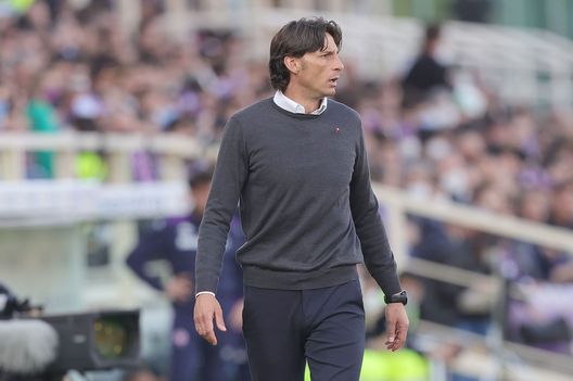FLORENCE, ITALY - APRIL 27: Gabriele Cioffi manager of Udinese Calcio looks on during the Serie A match between ACF Fiorentina and Udinese Calcio at Stadio Artemio Franchi on April 27, 2022 in Florence, Italy. (Photo by Gabriele Maltinti/Getty Images) Cioffi: “Firenze, che emozioni. Alla fine volevo salutare Italiano ma…”- immagine 2