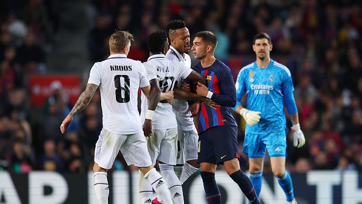 BARCELONA, SPAIN - APRIL 05: Ferran Torres of FC Barcelona clashes with Eder Militao (2R), Toni Kroos (L) and Vinicius Junior of Real Madrid during the Copa Del Rey Semi Final Second Leg match between FC Barcelona and Real Madrid CF at Spotify Camp Nou on April 05, 2023 in Barcelona, Spain. (Photo by Eric Alonso/Getty Images) Barça e Real Madrid, vietato chiamare il loro derby “El Clasico”: braccio di ferro legale… - immagine 1