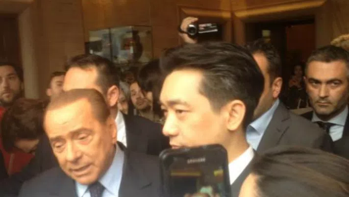 Silvio Berlusconi e Bee Taechaubol (fonte foto: pianetamilan.it)