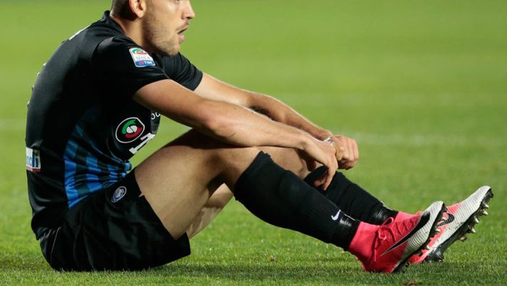 BERGAMO, ITALY - MAY 13: Rafael Toloi of Atalanta BC shows his dejection at the end of the Serie A match between Atalanta BC and AC Milan at Stadio Atleti Azzurri d'Italia on May 13, 2017 in Bergamo, Italy. (Photo by Emilio Andreoli/Getty Images) Atalanta, Toloi a rischio per la Samp: la formazione provata… col pericolo diffidati - immagine 1