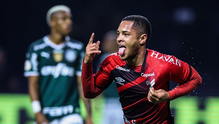 SANTOS, BRAZIL - JULY 02: Vitor Roque #39 of Athletico Paranaense celebrates after scoring the first goal of his team during a match between Palmeiras and Athletico Paranaense as part of Brasileirao Series A 2022 at Allianz Parque Stadium on July 02, 2022 in Sao Paulo, Brazil. (Photo by Alexandre Schneider/Getty Images) Palmeiras, per il giovane bomber Vitor Roque non solo il Barça: arriva l’assalto dell’Arsenal - immagine 1