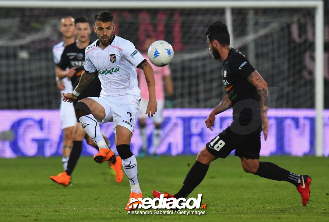  VENICE, ITALY - APRIL 27: Aleksandar Trajkovski of US Citta di Palermo in action during the serie B match between Venezia FC and US Citta di Palermo at Stadio Pier Luigi Penzo on April 27, 2018 in Venice, Italy.  (Photo by Alessandro Sabattini/Getty Images) 