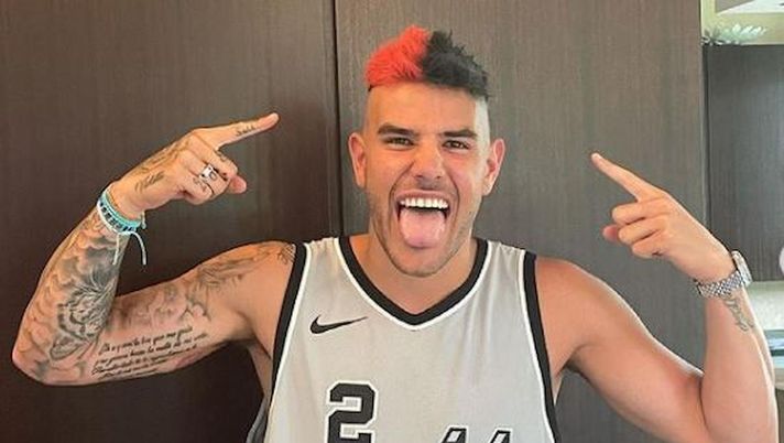 Colpo di testa di Theo Hernandez. Si tinge i capelli di rossonero: “Avevo promesso” Colpo di testa di Theo Hernandez. Si tinge i capelli di rossonero: “Avevo promesso”