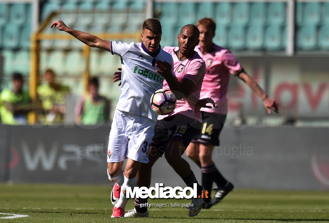  PALERMO, ITALY - APRIL 30: Jan Mlakar (L) of Fiorentina is challenged by Haitam Alesaami of Palermo during the Serie A match between US Citta di Palermo and ACF Fiorentina at Stadio Renzo Barbera on April 30, 2017 in Palermo, Italy.  (Photo by Tullio M. Puglia/Getty Images) 