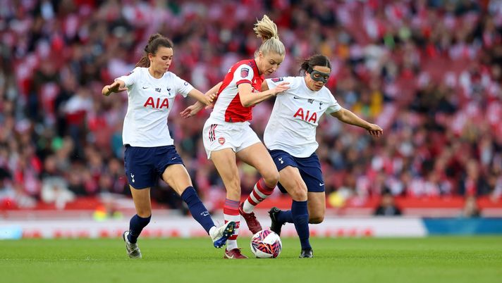 LONDON, ENGLAND - MAY 04: Leah Williamson of Arsenal battles for possession with Rosella Ayane and Rachel Williams of Tottenham Hotspur during the Barclays FA Women's Super League match between Arsenal Women and Tottenham Hotspur Women at Emirates Stadium on May 04, 2022 in London, England. (Photo by Catherine Ivill/Getty Images) DERBY FEMMINILE ALL'EMIRATES