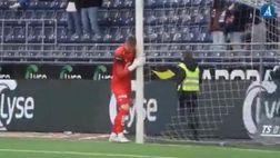 Norvegia: portiere sposta i pali per ridurre lo spazio della porta