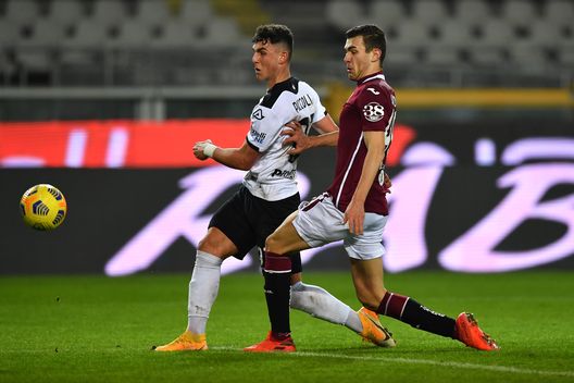  TURIN, ITALY - JANUARY 16: Roberto Piccoli of Spezia is challenged by Alessandro Buongiorno of Torino during the Serie A match between Torino FC and Spezia Calcio at Stadio Olimpico di Torino on January 16, 2021 in Turin, Italy. Sporting stadiums around Italy remain under strict restrictions due to the Coronavirus Pandemic as Government social distancing laws prohibit fans inside venues resulting in games being played behind closed doors. (Photo by Valerio Pennicino/Getty Images) 
