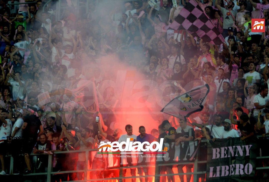 Fototifo, facce da Serie B. I tifosi allo stadio per Palermo-Padova 1-0 - immagine 138