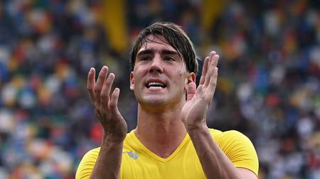 UDINE, ITALY - SEPTEMBER 26: Dusan Vlahovic of ACF Fiorentina celebrates the victory during the Serie A match between Udinese Calcio and ACF Fiorentina at Dacia Arena on September 26, 2021 in Udine, Italy. (Photo by Alessandro Sabattini/Getty Images)
