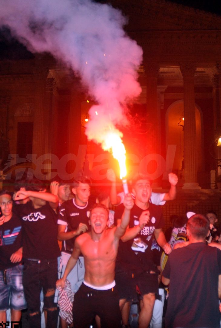 FOTO Palermo in Serie B, i festeggiamenti dei rosanero al Renzo Barbera (Gallery) - immagine 32