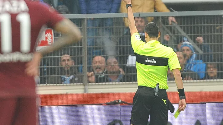 FERRARA, ITALY - FEBRUARY 03: Referee Maurizio Mariani shows a red card to Nicolas Nkolou during the Serie A match between SPAL and Torino FC at Stadio Paolo Mazza on February 03, 2019 in Ferrara, Italy. (Photo by Mario Carlini / Iguana Press/Getty Images)