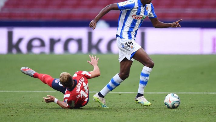 MADRID, SPAIN - JULY 19: Alexander Isak of Real Sociedad eludes Hector Herrera of Atletico during the Liga match between Club Atletico de Madrid and Real Sociedad at Wanda Metropolitano on July 19, 2020 in Madrid, Spain. (Photo by Denis Doyle/Getty Images) MADRID, SPAIN - JULY 19: Alexander Isak of Real Sociedad eludes Hector Herrera of Atletico during the Liga match between Club Atletico de Madrid and Real Sociedad at Wanda Metropolitano on July 19, 2020 in Madrid, Spain. (Photo by Denis Doyle/Getty Images)