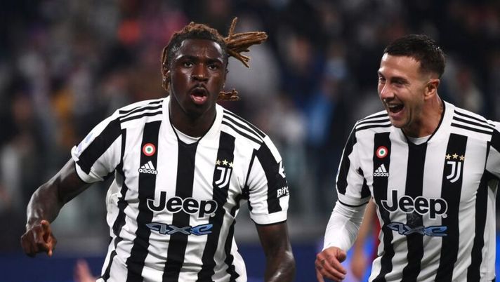 Juventus' Italian forward Moise Kean celebrates after opening the scoring during the Italian Serie A football match between Juventus and AS Roma on October 17, 2021 at the Juventus stadium in Turin. (Photo by Marco BERTORELLO / AFP) (Photo by MARCO BERTORELLO/AFP via Getty Images) Juventus, pronti Kean e Bernardeschi: la probabile formazione con Vlahovic e Dybala - immagine 1