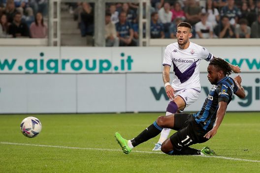 BERGAMO, ITALY - OCTOBER 02: Ademola Lookman of Atalanta scores their sides first goal during the Serie A match between Atalanta BC and ACF Fiorentina at Gewiss Stadium on October 02, 2022 in Bergamo, Italy. (Photo by Emilio Andreoli/Getty Images) Gazzetta: “Il rosso a Kouamè la cosa più emozionante. Italiano non spaventa”- immagine 2
