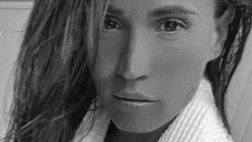 Lady Cassano, scatto hot. Carolina Marcialis si mostra dopo la doccia: fisico super