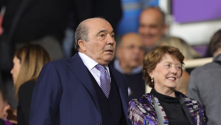 FLORENCE, ITALY - OCTOBER 22: Rocco Commisso president of ACF Fiorentina looks on during the Serie A match between ACF Fiorentina and FC Internazionale at Stadio Artemio Franchi on October 22, 2022 in Florence, Italy. (Photo by Gabriele Maltinti/Getty Images) Fiorentina-Inter, dirigenti nerazzurri: “Commisso contro spogliatoio”. Viola smentiscono - immagine 1