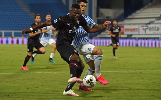 FERRARA, ITALY - JULY 01: Rafael Leao of AC Milan challenged by Kevin Bonifazi of SPAL during the Serie A match between SPAL and AC Milan at Stadio Paolo Mazza on July 1, 2020 in Ferrara, Italy. (Photo by Chris Ricco/Getty Images) FERRARA, ITALY - JULY 01: Rafael Leao of AC Milan challenged by Kevin Bonifazi of SPAL during the Serie A match between SPAL and AC Milan at Stadio Paolo Mazza on July 1, 2020 in Ferrara, Italy. (Photo by Chris Ricco/Getty Images)