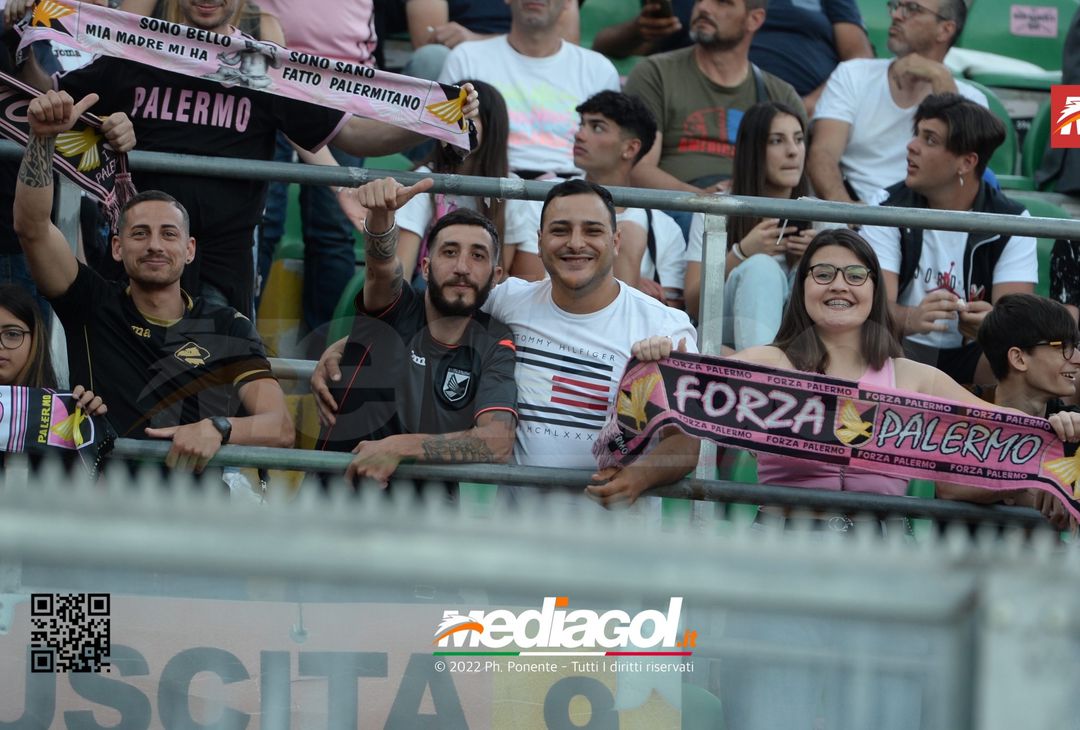 Fototifo, i tifosi allo stadio per Palermo-Feralpisaló 1-0 (gallery) - immagine 155